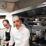Víctor Martín, en la cocina de Trigo, que está separada en dos plantas
