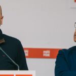 Echávarri, en la imagen junto a Mata, está procesado por dos casos en los que se le atribuyen delitos de prevaricación. En el caso Comercio se le investiga por fraccionar contratos por 140.000 euros