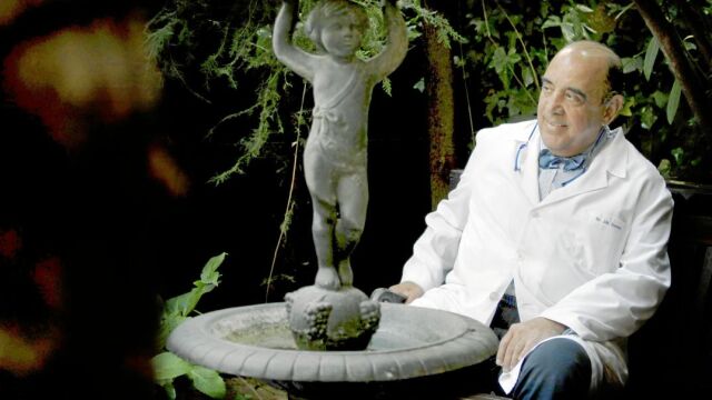 El oncólogo José María Román quería ser aviador, pero una desviación del tabique nasal se lo impidió. Nunca se ha arrepentido