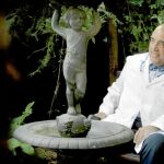 El oncólogo José María Román quería ser aviador, pero una desviación del tabique nasal se lo impidió. Nunca se ha arrepentido