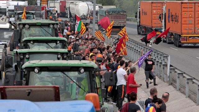 Un grupo de manifestantes corta la autovía A-2 durante la huelga general del pasado 3 de octubre. EFE/Susanna Saéz