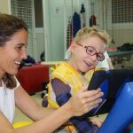 Un niño con parálisis cerebral con el dispositivo TOBII