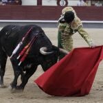 Natural de Diego Fernández al segundo novillo de El Ventorrillo de la tarde