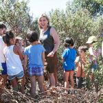 María Josè Salgueiro y María José Heredia visitan el campamento de día para escolares del Ceder, en Lubia