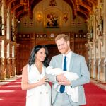 El príncipe Harry y Meghan Markle, duquesa de Sussex, posan junto a su recién nacido en Windsor (Reino Unido)