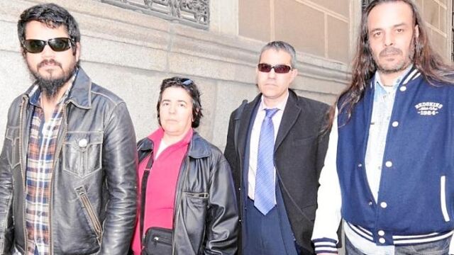 Tres de los trabajadores del restaurante junto a su representante legal