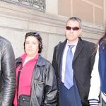 Tres de los trabajadores del restaurante junto a su representante legal
