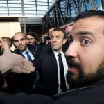 El presidente de Francia, Emmanuel Macron, escoltado por Alexandre Benalla, en febrero de este año