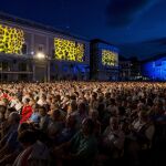 Un grupo de personas asiste al Festival Internacional de Cine de Locarno