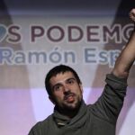 Ramón Espinar durante un acto con sus compañeros de candidatura "Juntas Podemos", Isabel Serra y Lorez Ruiz-Huerta.