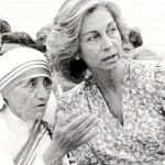 Teresa de Calcuta y la Reina Sofía, durante la inauguración del albergue de su orden en Madrid