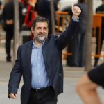 Los presidentes de la Asamblea Nacional Catalana, Jordi Sànchez, d., y de Òmnium Cultural, Jordi Cuixart, iz., su llegada hoy a la Audiencia Nacional. EFE/ Juan Carlos Hidalgo