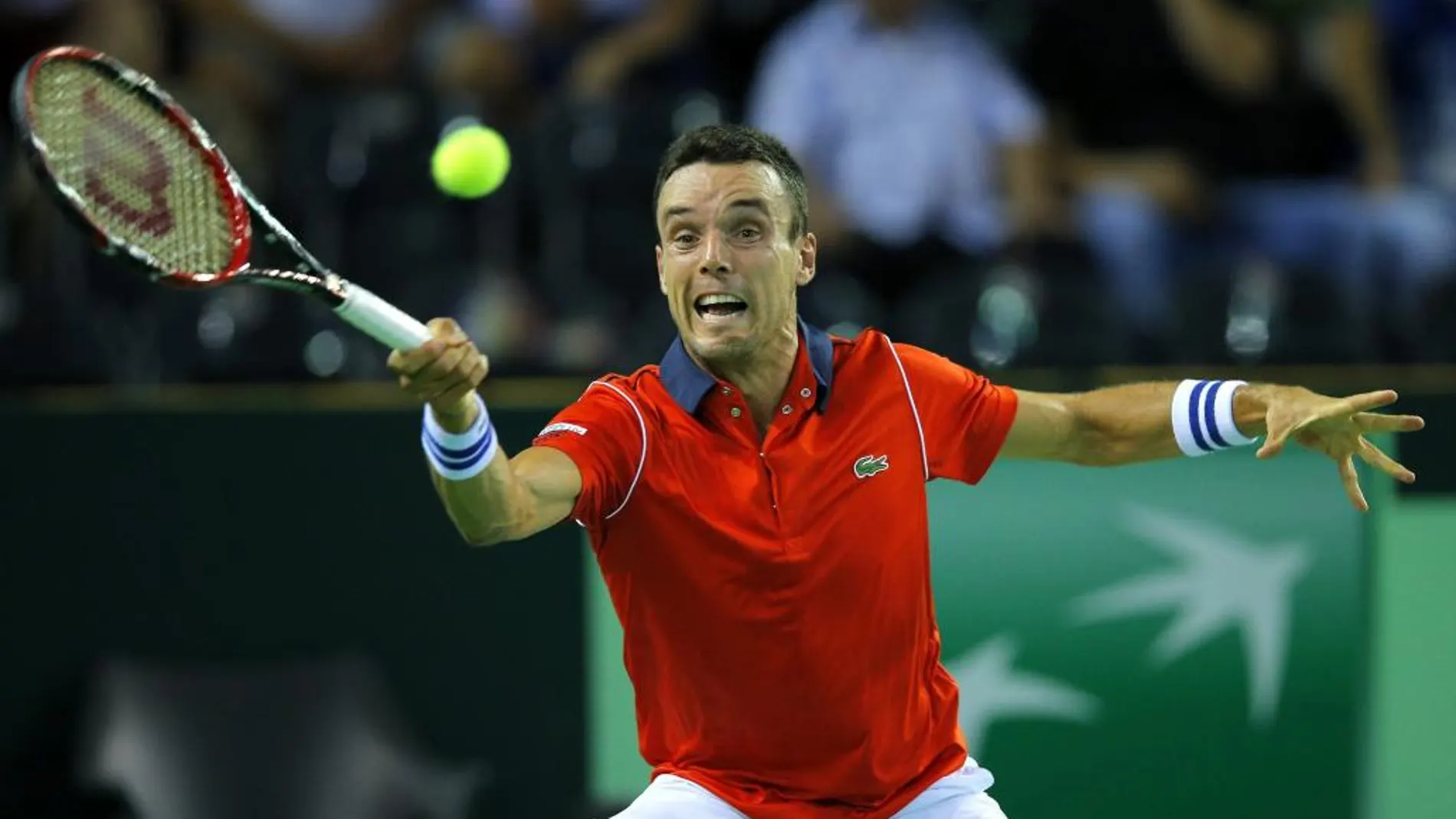 El tenista español Roberto Bautista-Agut se enfrenta al rumanoAdrian Ungur durante su partido de la eliminatoria de segunda ronda del Grupo Mundial I de Copa Davis
