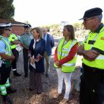 La delegada del Gobierno en Castilla y León, acompañada por miembros de la Guardia Nacional Republicana portuguesa y de la Guardia Civil española, informa sobre el dispositivo especial de tráfico en Castilla y León para la Operación «Retorno del Verano» 2017