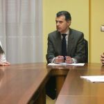 El secretario de la Consejería de la Presidencia, José Manuel Herrero, se reúne con las estudiantes beneficiadas de las becas