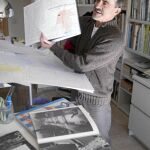 Un meticuloso trabajo. Daniel Torres, ayer, en su estudio de Barcelona, enseña el álbum donde ha reunido los materiales para su nuevo libro