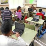 Alumos de Primaria el colegio público Miguel de Cervantes de Valladolid utilizan los miniportátiles durante una clase