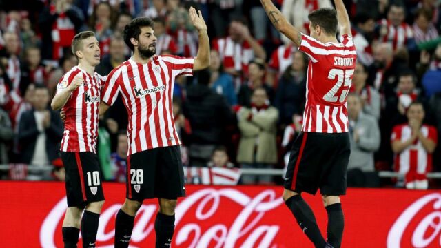 El centrocampista del Athletic Iker Muniain celebra con sus compañeros, Asier Villalibre (c) y Enric Saborit (d) el gol que ha marcado ante el Eibar