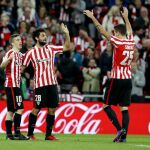 El centrocampista del Athletic Iker Muniain celebra con sus compañeros, Asier Villalibre (c) y Enric Saborit (d) el gol que ha marcado ante el Eibar
