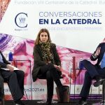 Los escritores Carmen Posadas (C) y Emilio Lara (D), participan en una charla sobre el castellano en España y español en el mundo presentada por el periodista y escritor Antonio Pérez Henares (I)