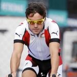 Alonso inspecciona el circuito de Sepang sobre una bicicleta