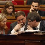 Carles Puigdemont charla con Oriol Junqueras y Neus Munté hoy durante la sesión de control al Govern en el Parlament