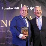 Paco Camino y Carlos Abella fueron los protagonistas del «Mano a mano» de Cajasol que moderó José Enrique Moreno