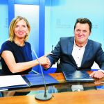 La consejera de Familia, Alicia García, y el presidente de Predif, Francisco Sardón, firmando el convenio.