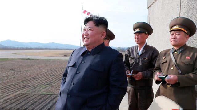 Kim Jong-un supervisa un ejercicio de vuelo de pilotos de combate de la unidad 1017 de la Fuerza Aérea de Ejército Popular Coreano / Foto. Efe