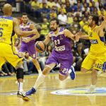 Sergio Llull (c) de Real Madrid en acción ante Yogev Ohayon (d) de Maccabi Tel Aviv