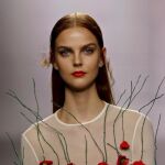 Una modelo en el desfile de la tercera colección de su firma, Luke Leandro Cano, llamada "Amarás la noche"