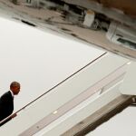Obama sube al avión presidencial, el Air Force One, en Washington, camino de israel para el funeral de estado por Simon Peres