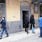 Los okupas del Patio Maravillas irrumpieron ayer por la mañana en un inmueble privado en la calle San Mateo, 24, que han convertido en su nueva sede
