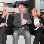 ZApatero aceptó «salir del silencio» . El hombre del traje (y aire) gris, José Luis Rodríguez Zapatero, agradeció hasta cinco veces el premio. «De corazón, Pepe». El presidente más optimista de la historia de España es hoy un hombre que carga con la losa de una herencia con forma de crisis. El PSOE-A, por insistencia de Amparo Rubiales, le reconoció sus logros en igualdad. Él no quería, aseguran; y al final, aunque no aprovechó para huir de la retórica, agradeció «la invitación a salir del silencio».