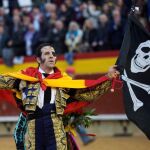 Juan José Padilla dando la vuelta al ruedo en el día de su despedida