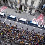 Masiva protesta de radicales separatistas frente a la Jefatura Policial de Barcelona en la Vía Laietana, donde los Mossos formaron un cordón de protección