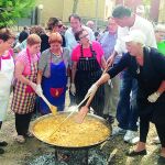 García Albiol acudió ayer al concurso de paellas del barrio del Canyet en su ciudad de Badalona