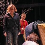Carmen Machi (de negro), con Pilar Castro y Patrick Criado (de espaldas)