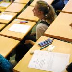 Podrán aplicarse una reducción del 50% de las cantidades abonadas por matrícula universitaria o de estudios de FP de Grado superior con un límite de 400 euros