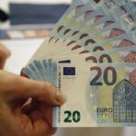 Una persona sostiene unos billetes