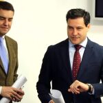 El portavoz del Grupo Popular, Raúl de la Hoz, y el viceportavoz, Raúl Ibáñez, presentan la iniciativa