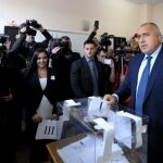 El primer ministro búlgaro Boyko Borisov deposita su voto hoy en Sofía.