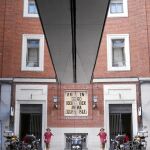 El edificio ocupado ilegalmente está en el Paseo del Prado
