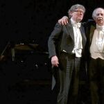 El pianista James Vaughan (izda.) junto al barítono Leo Nucci tras acabar el recital
