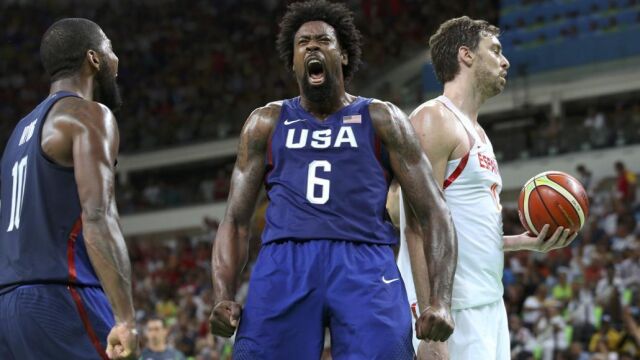 Deandre Jordan grita tras ganar, junto a Kyrie Irving la semifinal. Pau Gasol a su espalda con el balón
