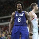 Deandre Jordan grita tras ganar, junto a Kyrie Irving la semifinal. Pau Gasol a su espalda con el balón