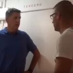 Captural del vídeo en el que Xavier García Albiol aparece defendiendo a los vecinos de un bloque de pisos del barrio de la Salut / YouTube