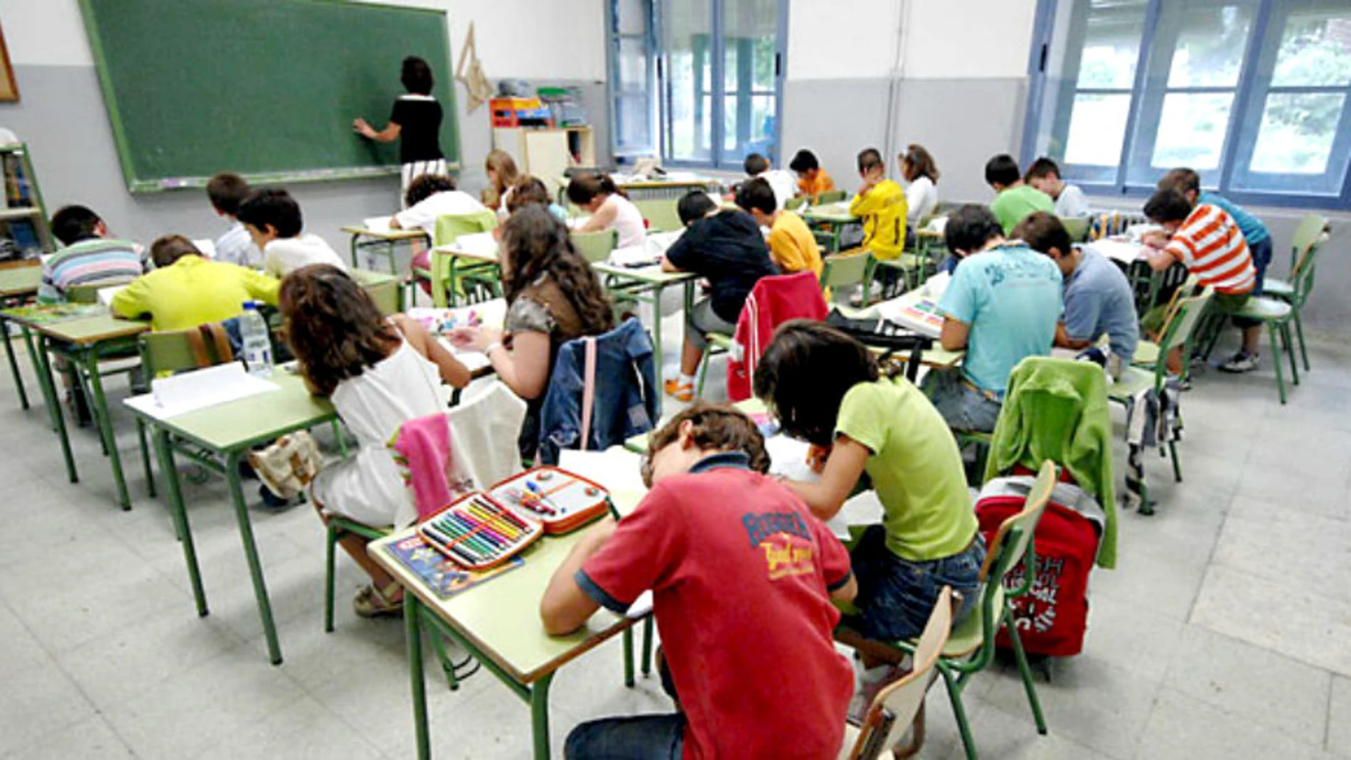Niños de primaria en una clase de religión