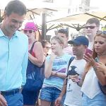 El secretario general del PSOE, Pedro Sánchez, ayer, paseando por las calles de Ibiza