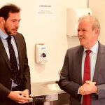 El periodista Manuel Campo Vidal conversa animadamente con el alcalde Óscar Puente